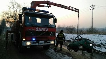 Pijana 20-latka wjechała mercedesem do Leśnicy. Samochód wyciągali strażacy