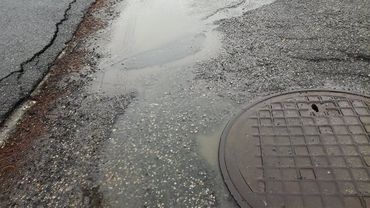 Uwaga na roztopy! Woda miejscami zalewa drogi