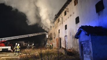 Pożar byłego PGR-u w Turzy Śląskiej. Strażacy walczyli z ogniem przez całą noc