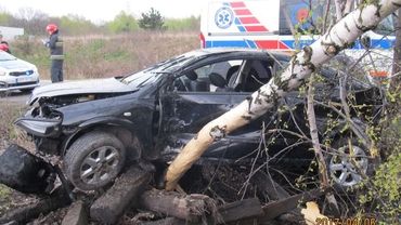 Niebezpieczny wypadek z udziałem 33-letniego mieszkańca Rydułtów. Uderzył w drzewo i latarnię