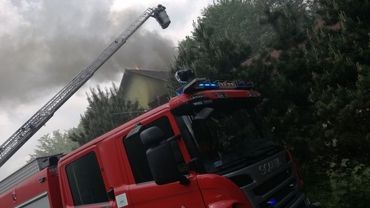 Strażacy walczyli z ogniem. Płonął budynek „Bażanciarni” w Radlinie