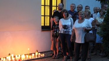 Cichy protest przed sądem w Wodzisławiu. Grupa mieszkańców zapaliła świece