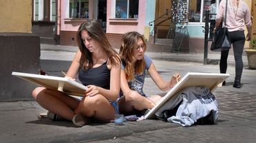 Uczennice „Plastyka” malowały na ulicach architekturę Kociewia