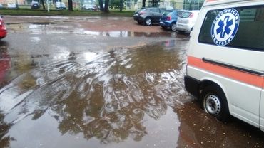 Alert: w czasie deszczu nie można wejść do szpitala w Wodzisławiu