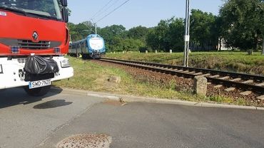Bełsznica: pociąg zahaczył o przejeżdżający samochód. Kierowca uciekł
