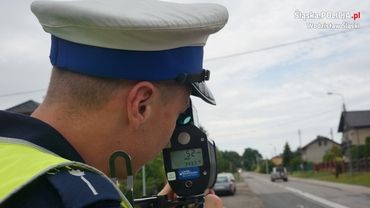 Policjanci sprawdzają czy kierowcy stosują się do ograniczeń prędkości