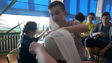 Licealiści z Rydułtów uczyli dzieci z SP10 udzielania pierwszej pomocy