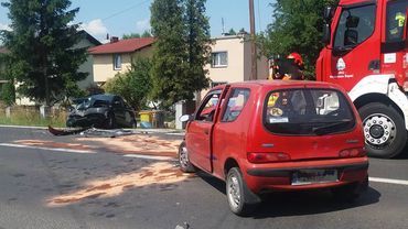 Czołowe zderzenie w Turzy Śląskiej. 82-latek zjechał na przeciwny pas