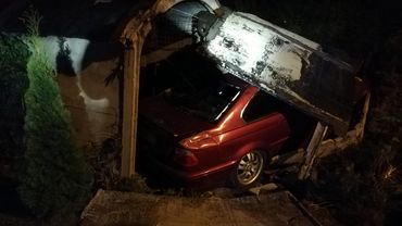 Skrbeńsko: Pijany 20-latek w bmw wbił się w betonowy garaż