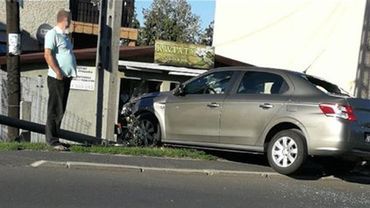 Kierowca oślepiony, peugeot wjechał w latarnię