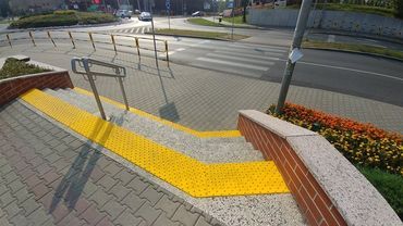 Żółte schody to nie wszystko – kolejne udogodnienia dla niepełnosprawnych