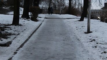 Nieodśnieżone chodniki w Wodzisławiu, dlaczego?