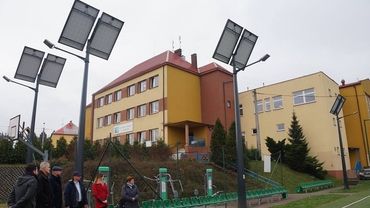 Miasto zamontowało oświetlenie solarne przy każdej szkole