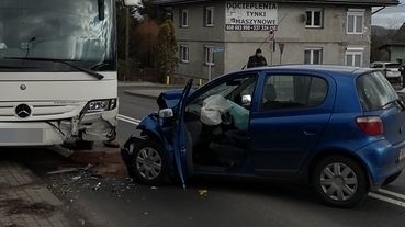 Wypadek w Gorzycach. Toyota uderzyła w autobus