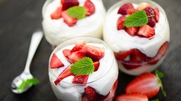 Jak zrobić deser z truskawek? 4 szybkie przepisy