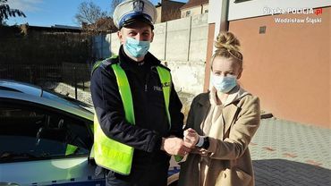 Policjanci z wodzisławskiej „drogówki” rozdawali odblaski