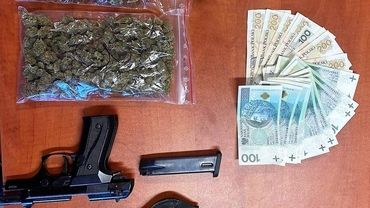 Olza. Policjanci w domu 27-latka znaleźli narkotyki i broń