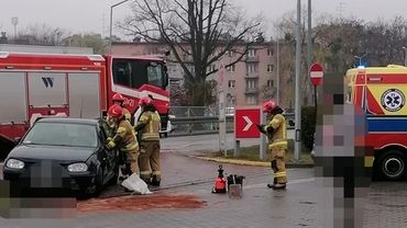 Wypadek obok McDonalda w Wodzisławiu. Golf nie „wyrobił” na zakręcie
