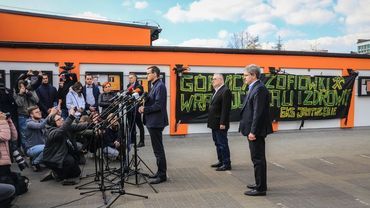 Premier Morawiecki pod KWK Zofiówka: jeszcze 300 m dzieli ratowników od górników