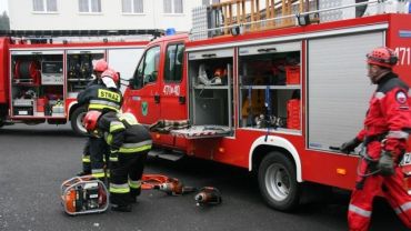 Wypadek na Czyżowickiej. Strażacy uwalniali zakleszczonego mężczyznę
