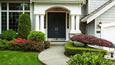 Wybór zewnętrznych drzwi do domu – praktyczne porady