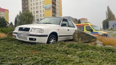 Wylądował samochodem na środku ronda. Wydmuchał ponad 2 promile!