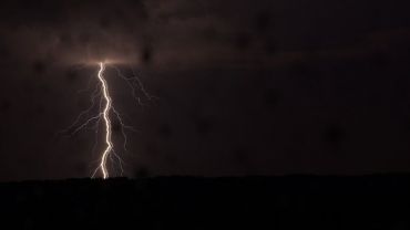 Burze na początek weekendu. IMGW wydał alert II stopnia
