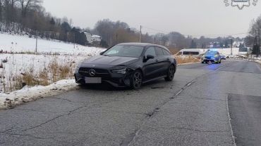Marklowice: 69-letni kierowca nie zdążył wyprzedzić traktora. Autobus zderzył się z mercedesem