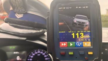Pędził 113 km/h obok szkoły! Stracił prawo jazdy i słono zapłaci
