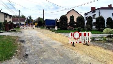 Trwa budowa kanalizacji i remont ul. Chełmońskiego