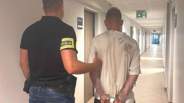 Wybił szybę kostką brukową i ukradł alkohol. 21-latek ukrył się w... krzakach