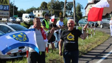 Mieszkańcy Mszany i Połomi kibicują kolarzom podczas Tour de Pologne