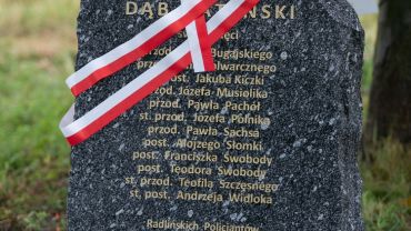 Odsłonięto tablicę pamięci pomordowanych w Katyniu
