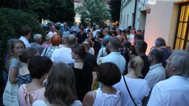 Cichy protest mieszkańców Wodzisławia przed Sądem Rejonowym