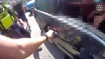 Policjanci musieli wybić szybę by ratować 25-latka