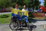 Słynny 80-letni rowerzysta Janusz River podróżuje właśnie przez nasz powiat, 