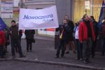 Protestujący pod biurem PiS mieszkańcy Wodzisławia Śl. wręczyli posłance swój apel, 