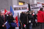 Protestujący pod biurem PiS mieszkańcy Wodzisławia Śl. wręczyli posłance swój apel, 