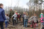 Uczniowie, mieszkańcy i leśnicy sadzili las w Radlinie, 