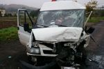 Poważny wypadek w Połomi. Bus zderzył się z osobówką, 4 osoby ranne, 