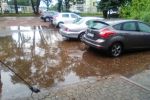 Alert: w czasie deszczu nie można wejść do szpitala w Wodzisławiu, mat. nadesłane