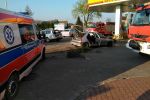 Wariacka jazda i rozbite trzy auta na stacji paliw - kobieta zasnęła za kierownicą, 