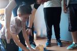 Licealiści z Rydułtów uczyli dzieci z SP10 udzielania pierwszej pomocy, SP nr 10 w Wodzisławiu Śląskim