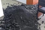 Wściekli górnicy rozsypują węgiel pod drzwiami posłów i senatorów (video), FB: Komisja Krajowa WZZ 