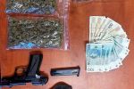 Olza. Policjanci w domu 27-latka znaleźli narkotyki i broń, Policja Wodzisław