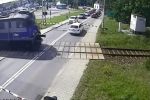 O krok od tragedii. Utknął na przejeździe kolejowym (WIDEO), Śląska Policja