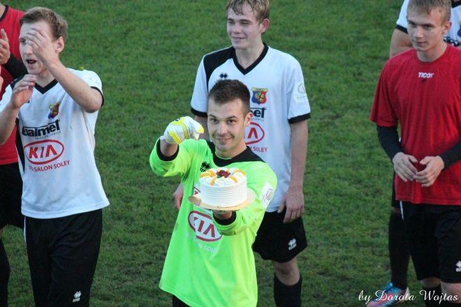 Mateusz Łobaczewski z tradycyjnym tortem dla piłkarza meczu