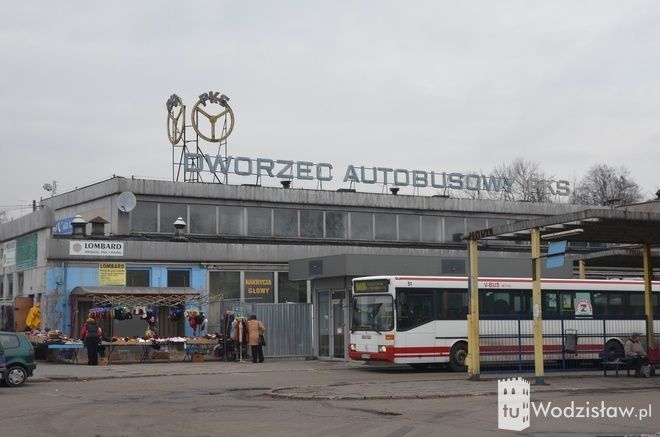 Wodzisław: wyburzają dworzec PKS-u. Los pasażerów wciąż nieznany, ig