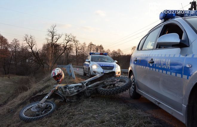 Nastolatek szarżował motocyklem po ulicach Wodzisławia. Aż wjechał w radiowóz