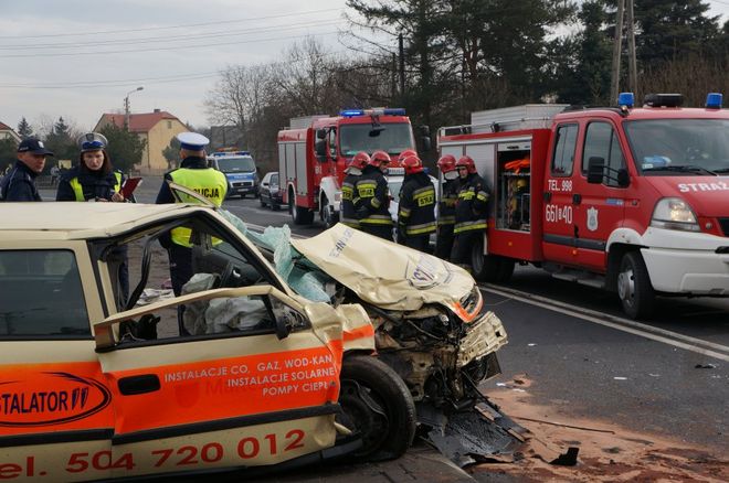 Groźny wypadek w Turzy Śląskiej. Kierowca w ciężkim stanie, droga na 3 godziny zablokowana, KPP Wodzisław Śl.